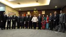 Dewan Pertimbangan Presiden era SBY dan Jokowi berpose bersama saat menghadiri serah terima jabatan di Kantor Wantimpres Jakarta, Selasa (3/2/2015). (Liputan6.com/Faizal Fanani)