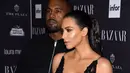 Menetap di Paris selama satu minggu, Kim tidak ditemani Kanye West, sang suami. Saat itu Kanye harus tampil di atas panggung ‘Meadows Music and Arts Festival’ di New York. (AFP/bintang.com)