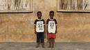 Si kembar identik, Taiwo Ahmed dan Kehinde Ahmed berpose di Igbo Ora, Negara Bagian Oyo, Nigeria pada 4 April 2019. Sebuah studi tahun 1970-an yang dilakukan oleh ilmuan Inggris menemukan bahwa sekitar 50 pasang anak kembar lahir dari setiap 1.000 kelahiran di Igbo Ora. (REUTERS/Afolabi Sotunde)