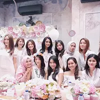 Hari pernikahan Raditya Dika dan Anissa Aziza sepertinya tidak lama lagi. Dan menjelang hari bahagianya itu, calon istri Raditya Dika mendapat kejutan Bridal Shower dari para sahabatnya.(Foto: Instagram)