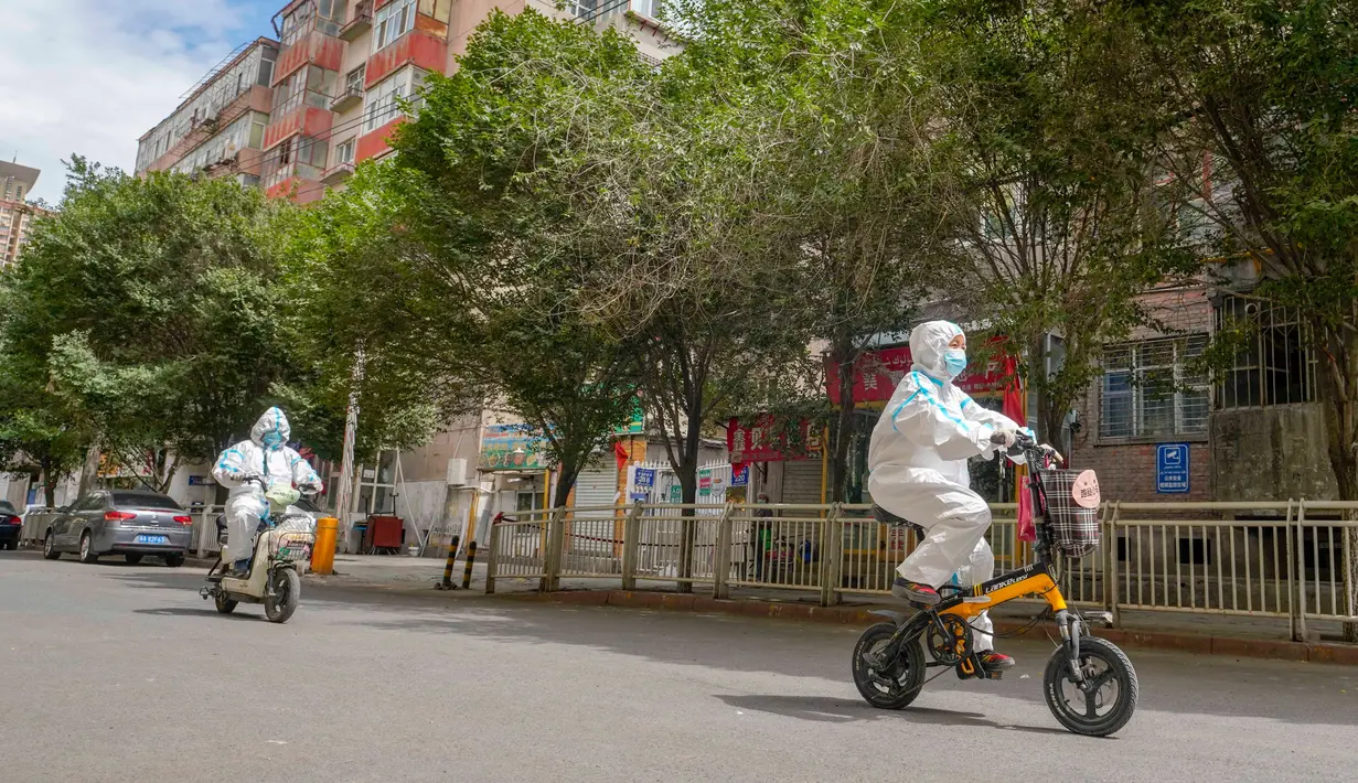 Perangkat masyarakat mengantarkan barang kebutuhan sehari-hari di permukiman Xihebaqianjie di Urumqi, Daerah Otonom Uighur Xinjiang, China, 3 Agustus 2020. Mereka mengantarkan barang kebutuhan sehari-hari serta obat-obatan bagi warga di tengah langkah pencegahan COVID-19. (Xinhua/Zhao Ge)