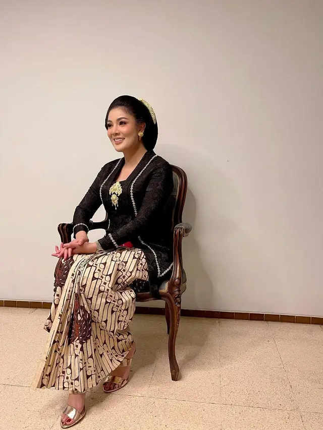 6 Pesona Nindy Ayunda dengan Baju Adat Jawa, Bikin Pangling