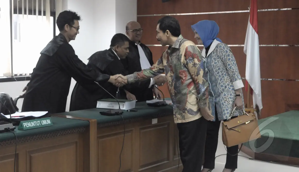 Romi Herton dan istri berjabat tangan dengan penuntut umum usai menjalani sidang vonis di Pengadilan Tipikor, Jakarta, Senin (9/3/2015). (Liputan6.com/Andrian M Tunay)
