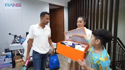 Bahkan, dalam momen tersebut Rafathar yang justru terlihat lebih antusias dari Raffi Ahmad. Rupanya, Nagita Slavina memberikan beberapa pasang sepatu untuk Raffi. (Liputan6.com/YouTube/Rans Entertainment)