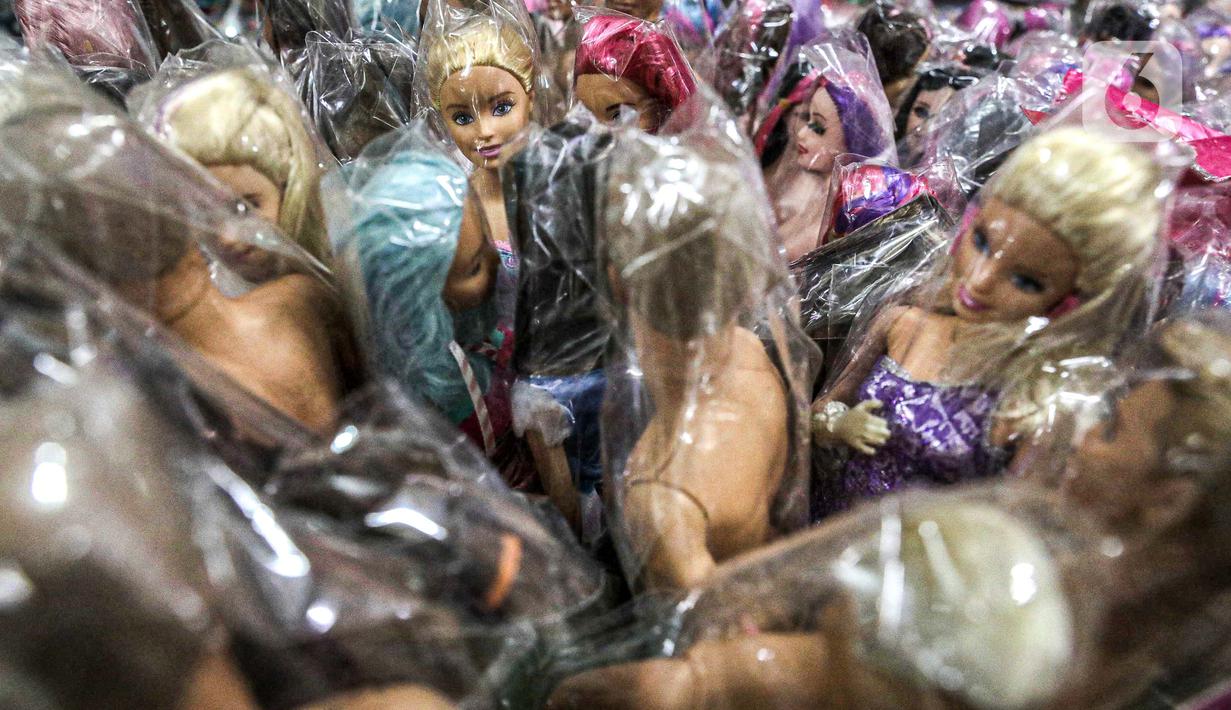 Suasana lapak di Pasar Gembrong Baru, Cipinang, Jakarta, Jumat (25/9/2020). Para pedagang mengatakan akibat pandemi covid-19 ini omzetnya turun hingga 80 persen, mereka pun berharap masih diperbolehkan berjualan meski PSBB Jakarta kembali diperpanjang. (Liputan6.com/Faizal Fanani)