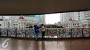 Pengunjung berselfie di depan bola pengharapan di pagar jembatan Eco Skywalk di Mall Central Park, Jakarta, Senin Malam (19/12). Acara tersebut bertujuan untuk kegiatan sosial berbagi kasih dengan anak-anak panti asuhan. (Liputan6.com/Johan Tallo)