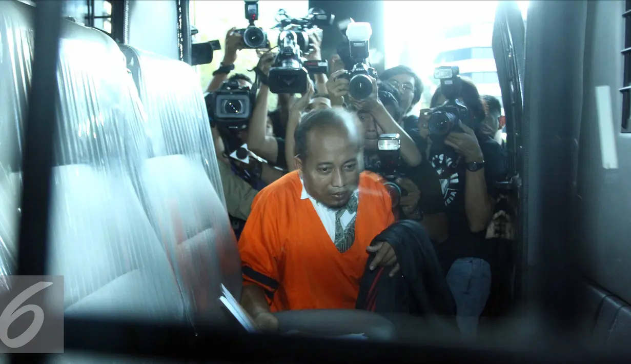 Tersangka korupsi pembangunan gedung diklat pelayaran Sorong Kemenhub, Sugiarto digiring ke Rutan Guntur, memasuki mobil tahanan, Jakarta, Rabu (29/7/2015). Sugiarto ditahan karena diduga telah merugikan negara sekitar Rp 40 M. (Liputan6.com/Helmi Afandi)