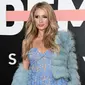 Aktris Paris Hilton berpose saat tiba di pemutaran perdana Los Angeles "Demi Lovato: Simply Complicated" di Teater Fonda, Los Angeles, California (11/10). Paris Hilton tampil dengan gaun seksi berwarna biru. (Photo by Chris Pizzello/Invision/AP)