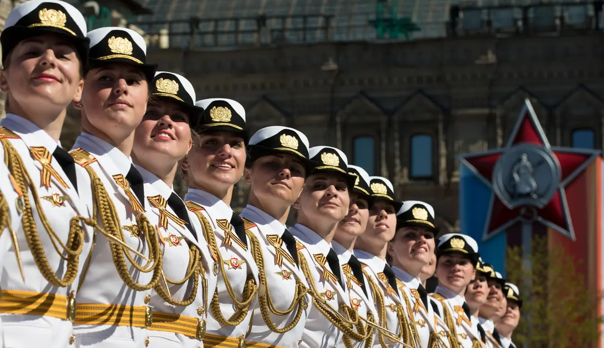 Kadet wanita Rusia berbaris saat mengikuti latihan parade militer Hari Kemenangan di Lapangan Merah di Moskow, Rusia, (7/5). Rusia akan merayakan ulang tahun ke-72 dari kemenangan atas Nazi Jerman di pada 9 Mei 1945. (AP Photo/Ivan Sekretarev)
