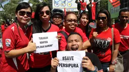 Persipura Mania menuntut Menpora untuk turun dan BOPI dibubarkan karena dinilai telah membuat kerugian pada Persipura, Papua, Selasa (26/5/2015). (Liputan6.com / Katharina Janur)