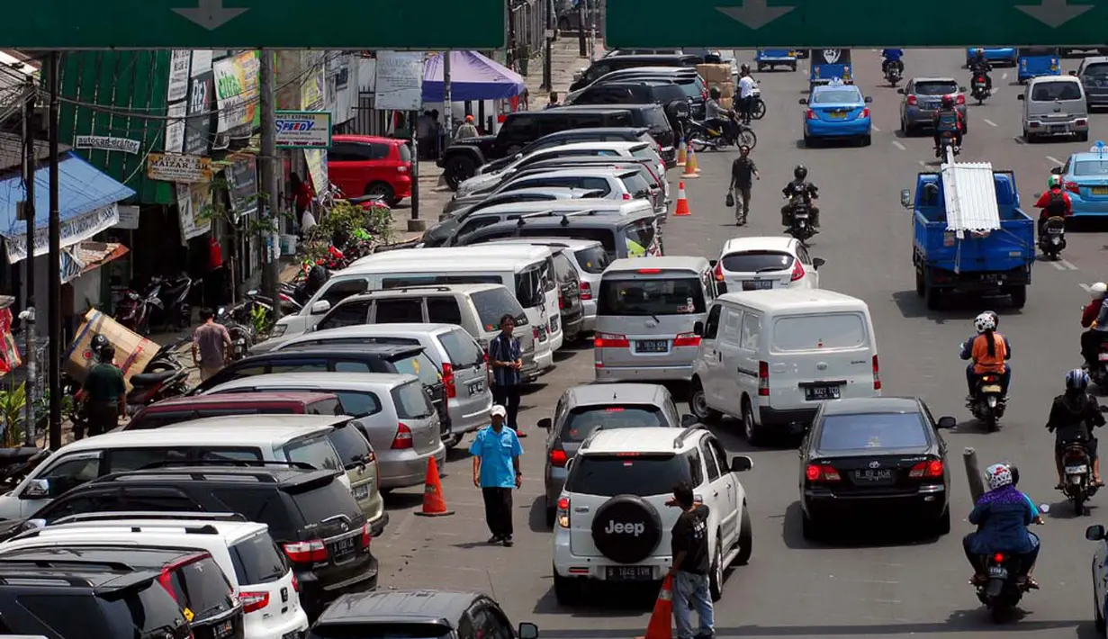  Minimnya lahan parkir di kawasan tersebut menjadi alasan utama para pengendara ini memarkirkan kendaraannya di bahu jalan, Senin (22/9/2014) (Liputan6.com/Johan Tallo) 