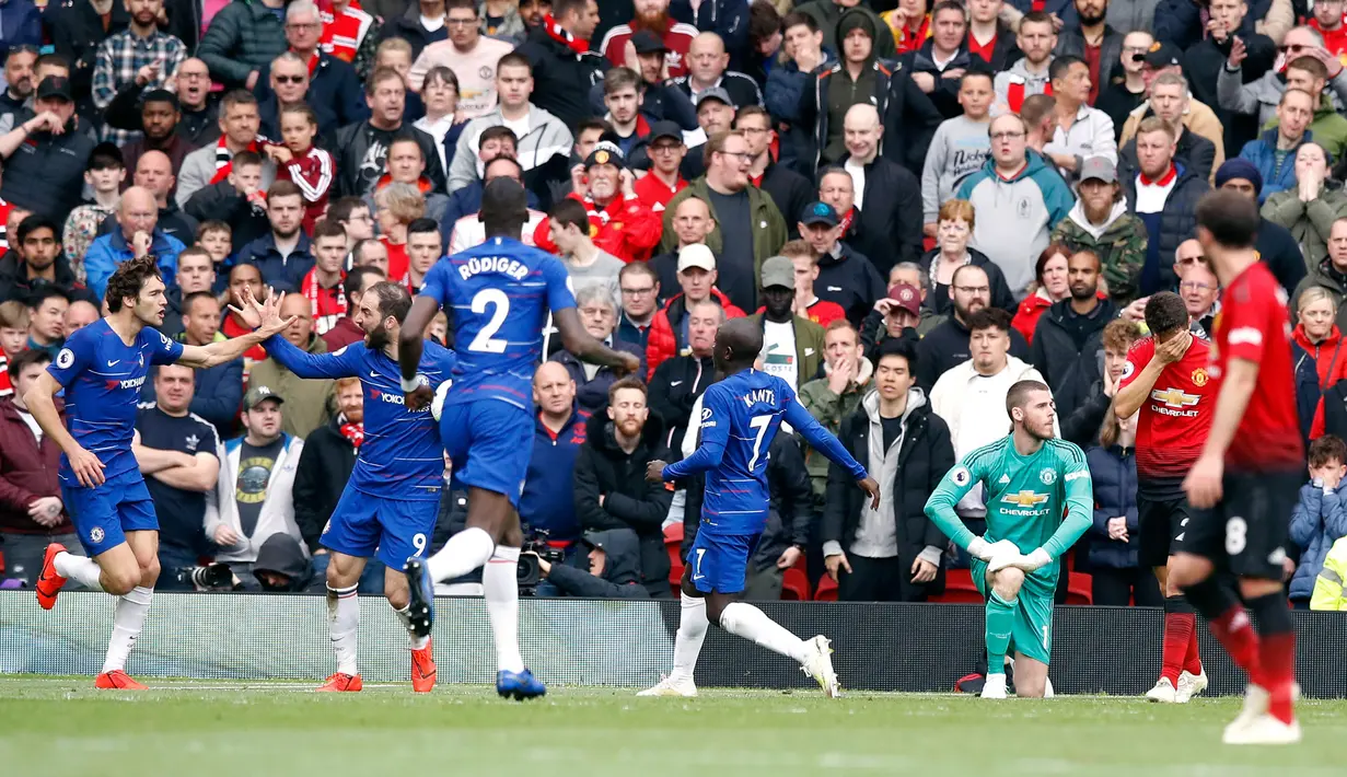 Kiper Manchester United David de Gea (kanan ketiga) termenung setelah pemain Chelsea Marcos Alonso (paling kiri) mencetak gol ke gawangnya dalam lanjutan Liga Inggris 2018-2019 di Old Trafford, Manchester, Inggris, Minggu (28/4/2019). Pertandingan berakhir dengan skor 1-1. (Martin Rickett/PA via AP)