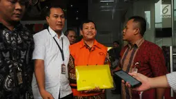 Sekda Jabar Iwa Karniwa memakai rompi tahanan usai diperiksa penyidik di Gedung KPK, Jakarta, Jumat (30/8/2019). Iwa Karniwa resmi ditahan untuk mempermudah pemeriksaan terkait dugaan menerima suap kasus pemberian izin proyek pembangunan Meikarta di Kabupaten Bekasi. (merdeka.com/Dwi Narwoko)