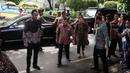 Wakil Presiden Jusuf Kalla atau JK didampingi Menko Bidang Pembangunan Manusia dan Kebudayaan Puan Maharani tiba di rumah Probosutedjo, Jakarta, Senin (26/3). Adik mantan presiden Soeharto itu meninggal dunia pagi tadi. (Liputan6.com/Arya Manggala)