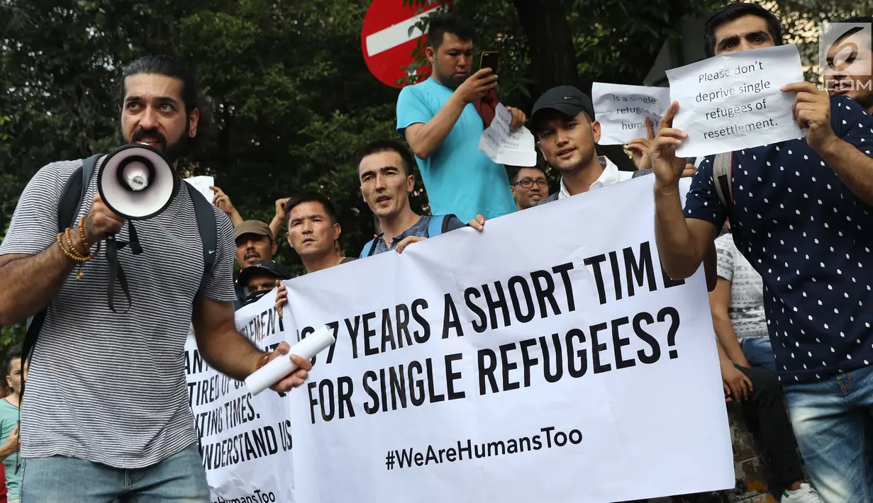 Pengungsi dari negara-negara berkonflik melakukan unjuk rasa di depan Kantor UNHCR, Jalan Kebon Sirih, Jakarta, Selasa (30/7/2019). Pengungsi yang rata-rata belum berkeluarga tersebut mendesak pihak UNHCR segera memproses surat ijin menuju negara tujuan mereka. (Liputan6.com/Helmi Fithriansyah)