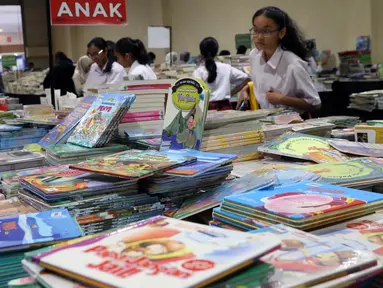 Seorang pelajar melihat-lihat buku pada Indonesia International Book Fair 2019 di Jakarta Convention Center, Kamis (5/9/2019). Indonesia International Book Fair 2019 menghadirkan ratusan ribu buku dari berbagai penerbit dan berlangsung hingga 8 September 2019. (Liputan6.com/Helmi Fithriansyah)