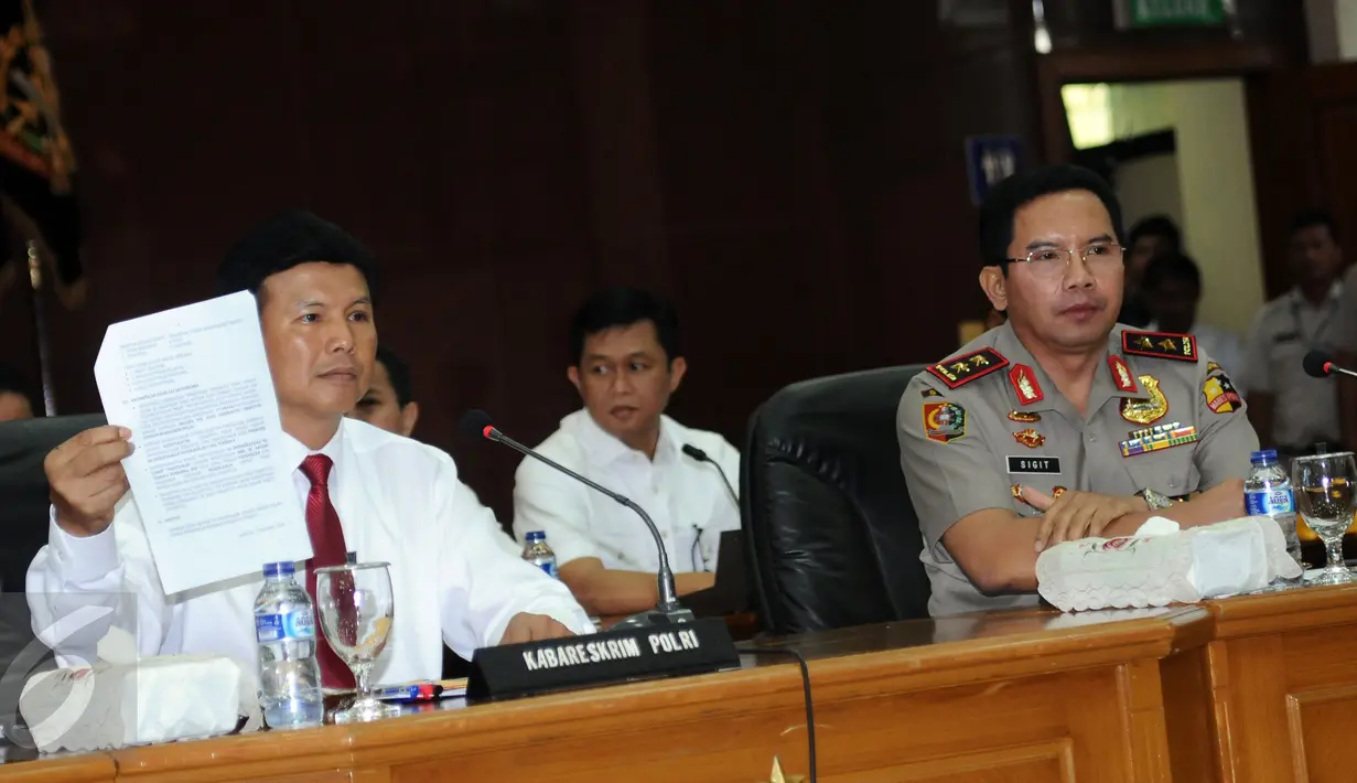 Kabareskrim Mabes Polri, Komjen Pol Ari Dono (kiri) menunjukkan surat rilis kasus dugaan penistaan agama yang melibatkan Basuki Tjahaja Purnama (Ahok) di Jakarta, Rabu (16/11). Ahok ditetapkan sebagai tersangka. (Liputan6.com/Helmi Fithriansyah)