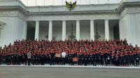 Presiden Joko Widodo atau Jokowi memberikan bonus kepada para atlet, pelatih, dan asisten pelatih SEA Games ke-32 yang berhasil meraih medali pada ajang SEA Games Kamboja 2023. (Liputan6.com/ Lizsa Egeham)