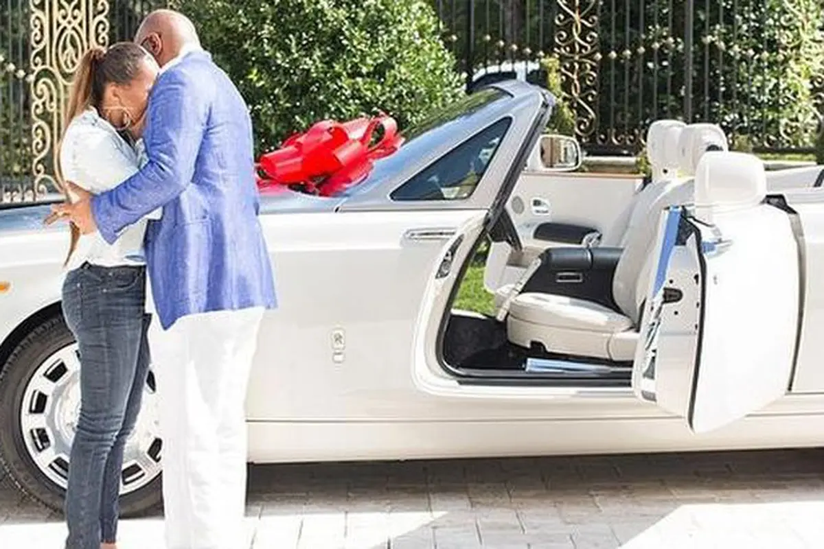 Pelawak Ini Kadoi Rolls Royce Sebagai Bukti Cinta Ke Istri