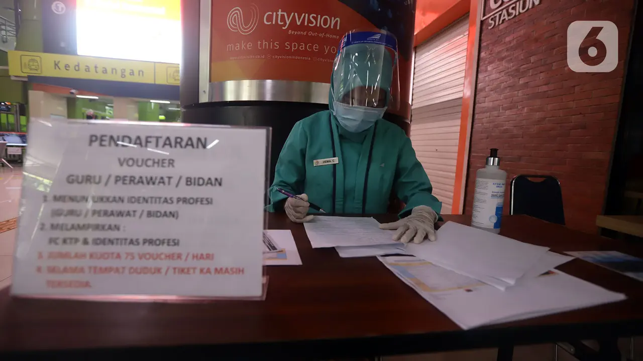 FOTO: PT KAI Bagikan 10.000 Tiket Gratis untuk Guru dan Nakes