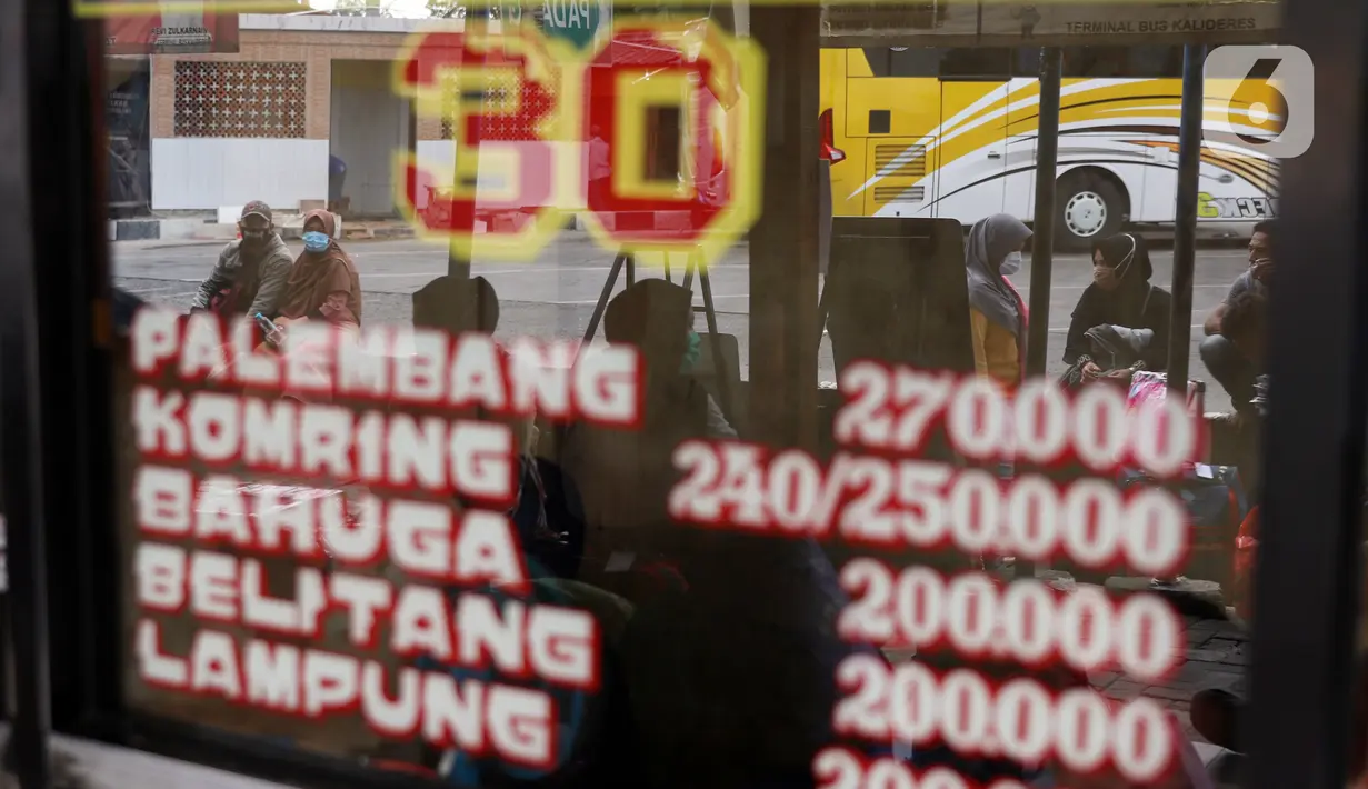 Daftar harga tiket bus terpampang pada kaca loket di Terminal Kalideres, Jakarta, Minggu (22/12/2020). Menjelang Natal dan Tahun Baru 2021, Terminal Kalideres terpantau ramai. (Liputan6.com/Angga Yuniar)