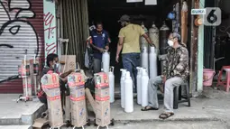 Warga saat mengisi ulang oksigen medis di kawasan Manggarai, Jakarta, Selasa 1/2/2022). Pengelola jasa pengisian oksigen di kawasan Manggarai mengungkapkan permintaan oksigen medis mengalami kenaikan sejak seminggu lalu seiring meningkatnya kasus Covid-19. (merdeka.com/Iqbal S Nugroho)