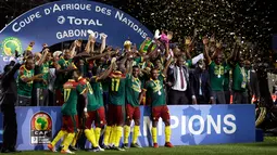 Pemain Kamerun melakukan selebrasi usai menjuarai Piala Afrika 2017 di Stade de I'Amitie, Gabon, Minggu (5/2). Kamerun juara Piala Afrika 2017 setelah menaklukkan Mesir dengan skor akhir 2-1. (AP Photo/Sunday Alamba)