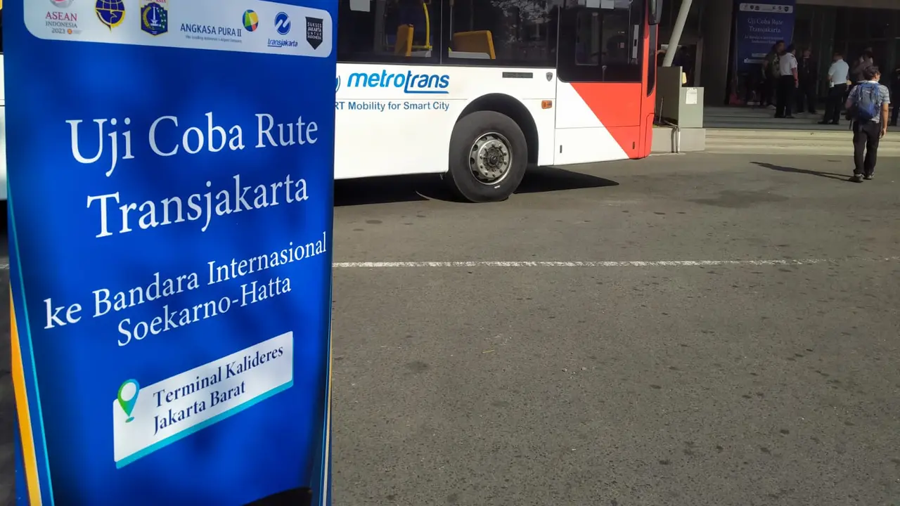 Pj Gubernur DKI Jakarta Heru Budi Hartono dan Direktur Utama PT Angkasa Pura II, Muhammad Awaluddin, menjajal langsung transjakarta rute Kalideres hingga Bandara Soetta dihari pertama operasionalnya. (Liputan6.com/Pramita Tristiawati)