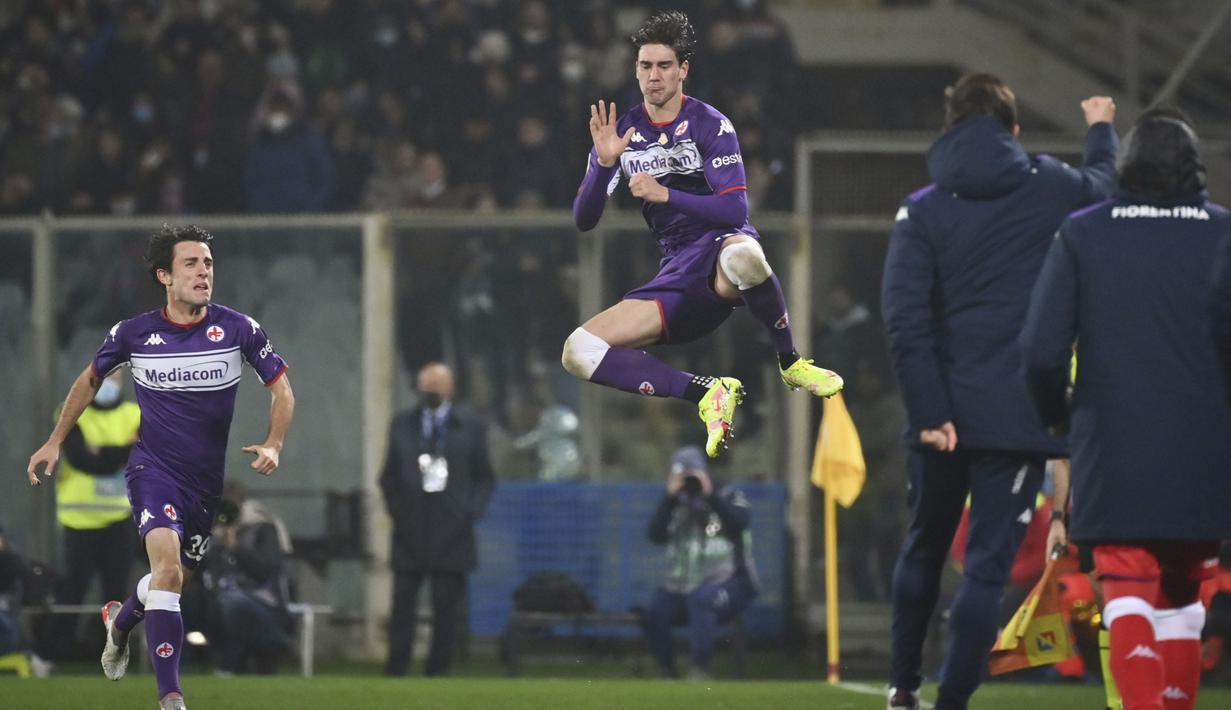 Drama tujuh gol tersaji saat Fiorentina mampu menumbangkan AC Milan 4-3. Ini merupakan kekalahan pertama Rossoneri di Serie A musim ini. (AP/Massimo Paolone)