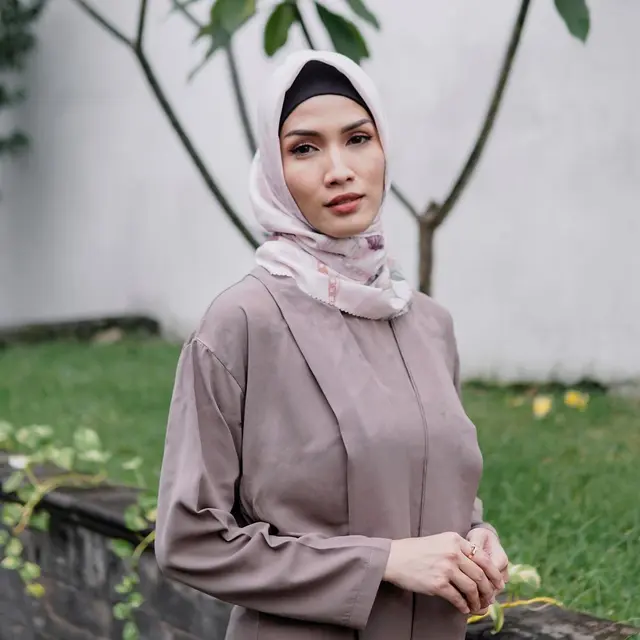 6 Potret Aulia Sarah Pakai Hijab, Masih Cocok Perankan Nada di Pesantren & Rock n' Roll