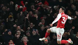 Bek Arsenal, Martin Zubimendi, merayakan gol kedua timnya dalam pertandingan sepak bola Liga Inggris (Premier League) antara Arsenal dan Aston Villa di Emirates Stadium, London, pada 30 Desember 2025. (Ben STANSALL / AFP)