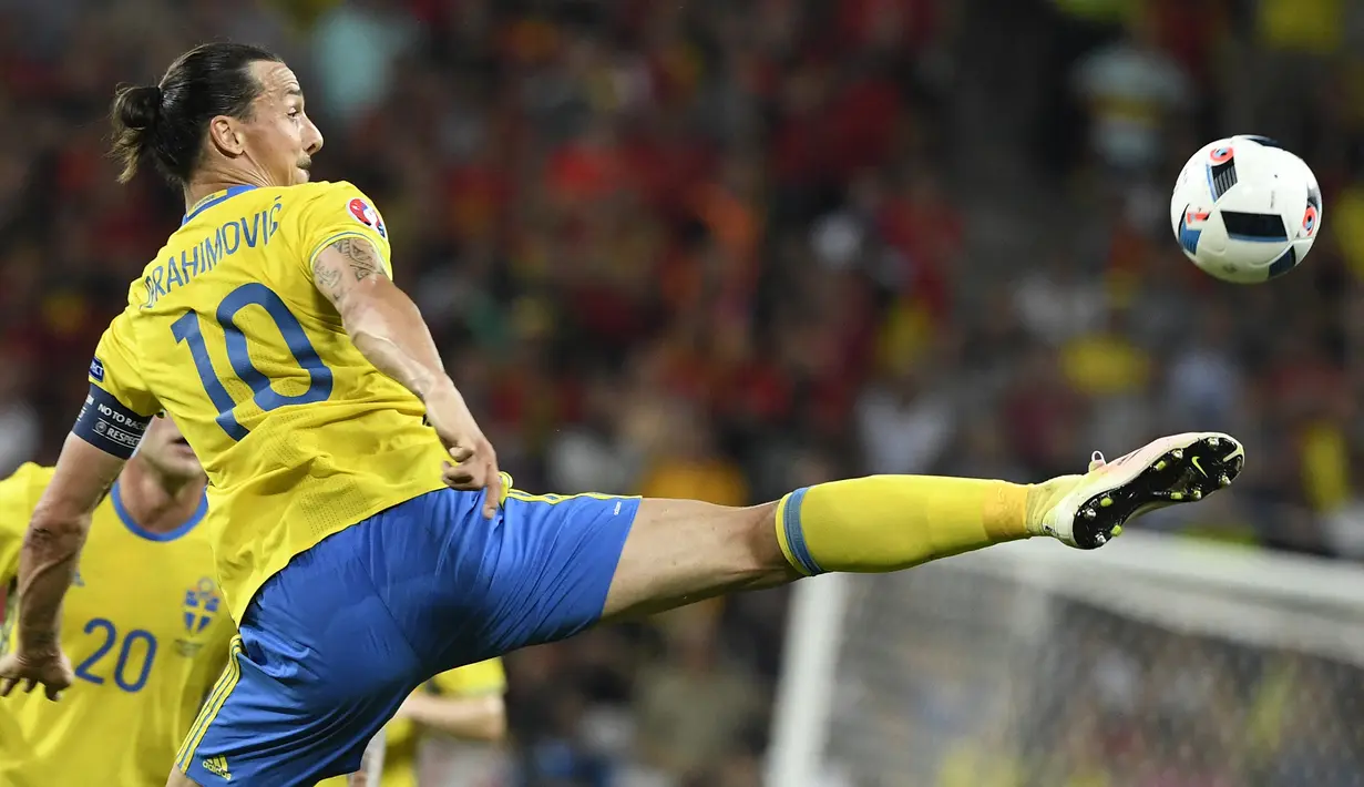 Zlatan Ibrahimovic. Striker Swedia ini mengoleksi 6 gol dalam 4 edisi Piala Eropa, yaitu Euro 2004 hingga 2016. Pencapaian terbaiknya adalah perempatfinal Euro 2004 saat kalah adu penalti dari Belanda. Ia belum menyatakan pensiun di usianya yang menginjak 40 tahun. (Foto: AFP/Jonathan Nackstrand)