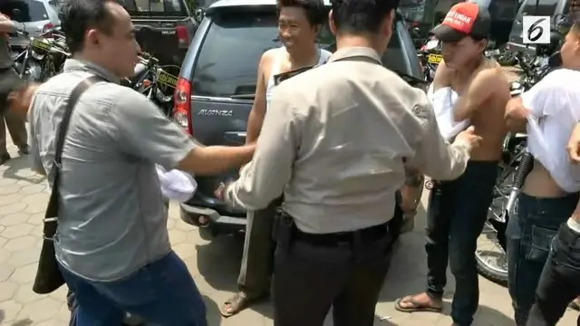Belasan orang berkaus sama diusir oleh polisi. Kaus yang memuat kalimat sindiran salah satu paslon dikumpulkan dan didata oleh polisi yang sedang bertugas di kawasan Kalideres, Jakarta Barat, Rabu (19/04/2017)