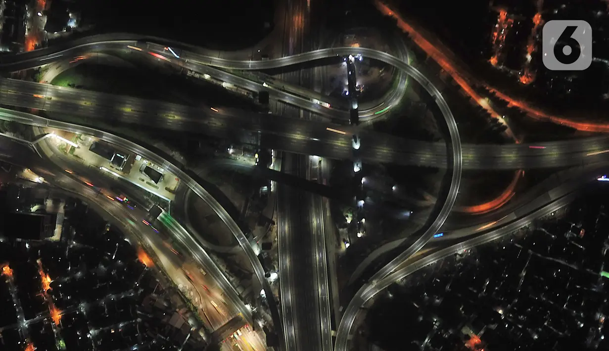 Suasana akses masuk tol layang Jakarta-Cikampek yang ditutup di Bekasi, Jawa Barat, Jumat (24/4/2020). Petugas kepolisian melakukan penutupan tol Elevated atau jalan tol layang Jakarta-Cikampek sebagai langkah menjalankan aturan larangan mudik. (Liputan6.com/Herman Zakharia)