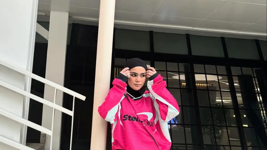 Kalau dulu gaya sleek dan seragam dianggap standar kecantikan, Gen Z datang membawa revolusi baru: chaotic customization. Gaya yang tampak acak, ramai, bahkan 'berantakan', tapi justru penuh makna dan ekspresi diri. [@siviazizah].