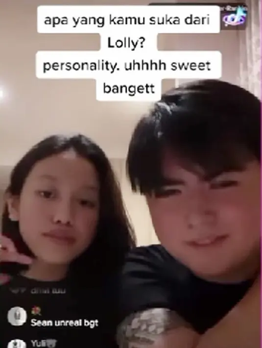 <p>Uniknya pasangan ini kerap melakukan live bersama. Dan beberapa waktu lalu, mereka terlihat live di rumah Nikita Mirzani. [Foto: instagram.com/1auramm]</p>