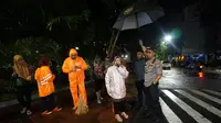 Wali Kota Surabaya Tri Rismaharini bersama Kapolrestabes Surabaya Sandi Nugroho pantau banjir. (Foto: Liputan6.com/Dian Kurniawan)