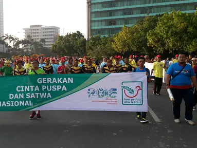 Kementerian LKH bersama sejumlah perusahaan yang peduli terhadap kelestarian lingkungan melakukan aksi jalan santai di kawasan Bundaran HI, Minggu (15/11/2015). Aksi ini untuk merayakan Hari Cinta Puspa dan Satwa Nasional 2015. (Media center AGP-AGN)