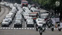 Pengendara sepeda motor melintas di Jalan MH Thamrin, Jakarta, Senin (2/7). Dewan Transportasi Kota Jakarta (DTKJ) sedang mempelajari kajian pembatasan kendaraan roda dua atau sepeda motor dengan sistem ganjil-genap. (Merdeka.com/ Iqbal S. Nugroho)