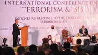 Angel M. Rabasa Ph.D dari Amerika Serikat (kiri) saat menjadi pembicara dalam International Conference Terrorism and ISIS di Jiexpo, Jakarta, Senin (23/3/2015). (Liputan6.com/Faizal Fanani)