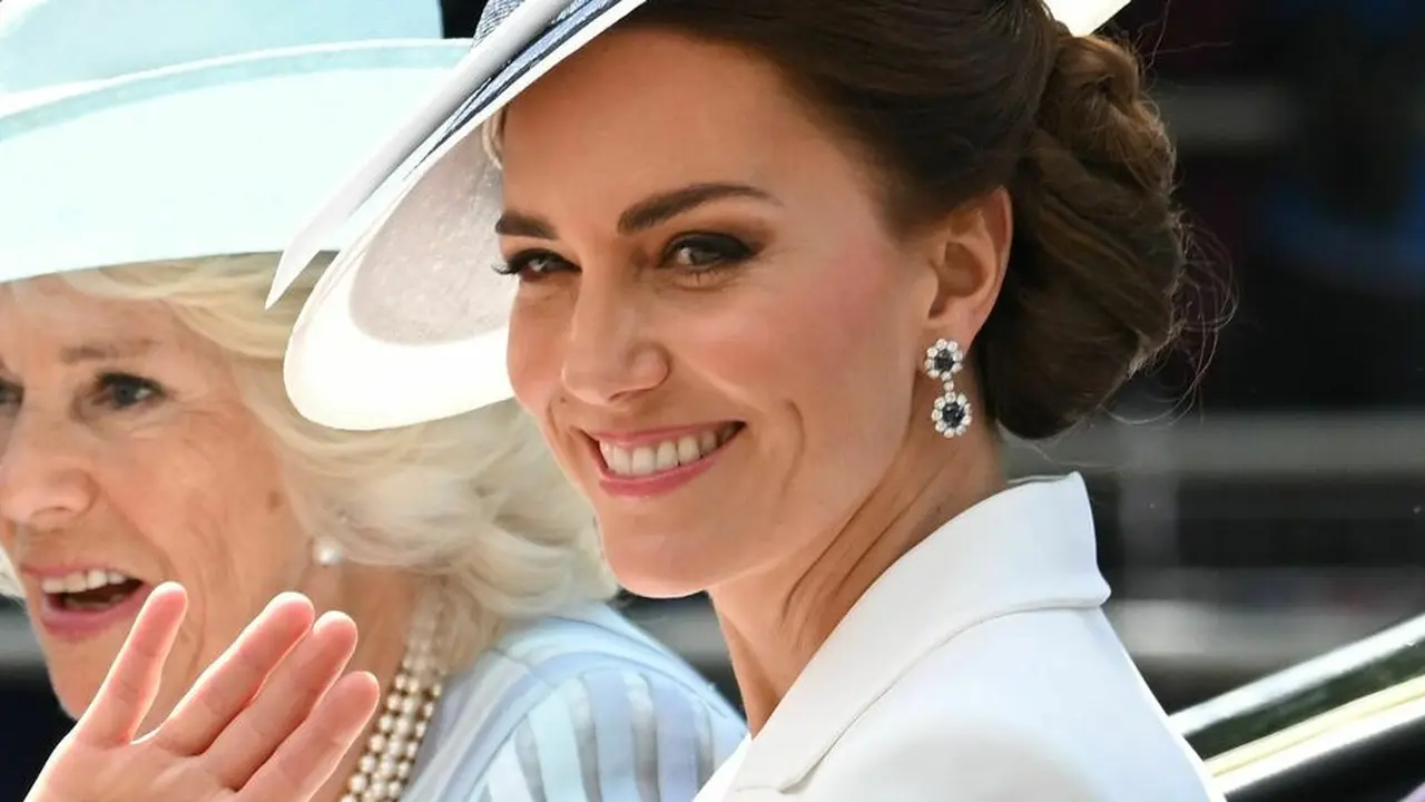 Anting-anting Sapphire and Diamond yang dikenakan Kate Middleton dalam acara Trooping the Colour 2022, yang merupakan salah satu perhiasan kerajaan yang pernah dikenakan Putri Diana. (Twitter/@TeamStatement)