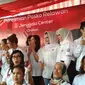 Aksi emak-emak dan gadis milenial Cirebon pendukung pasangan capres nomor urut satu di Posko Relawan Jenggala Cirebon. Foto (Liputan6.com / Panji Prayitno)