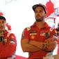 Pembalap MotoGP Andrea Dovizioso (kanan) dan Jorge Lorenzo (kiri) memberi keterangan saat mengkampanyekan Libas Tantanganmu di Jakarta, Kamis (1/2). (Liputan6.com/Angga Yuniar)