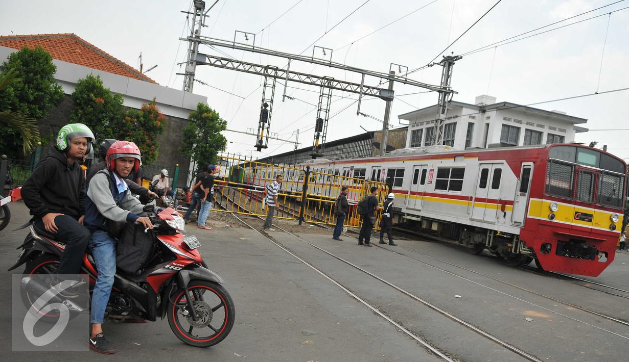 Suasana perlintasan kereta sebidang di Stasiun Pasar Senen, Jakarta, Jumat (16/9). Uji coba penutupan perlintasan itu akan berlangsung selama satu bulan pada 1-31 Oktober 2016. (Liputan6.com/Gempur M Sury)