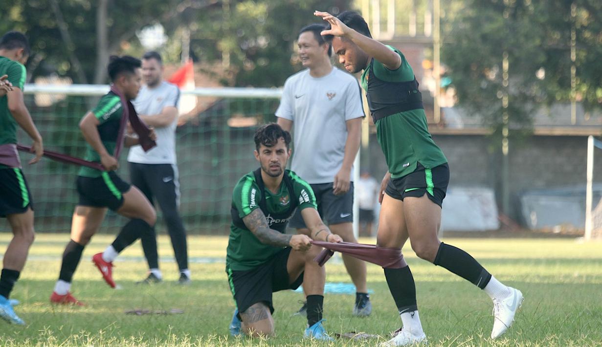 Pemain Timnas Indonesia, Stefano Lilipaly dan Saddil Ramdani, saling membantu saat latihan di Lapangan Gelora Trisakti, Bali, Minggu (13/10). Latihan ini merupakan persiapan jelang laga Kualifikasi Piala Dunia 2022 melawan Vietnam. (Bola.com/Aditya Wany)