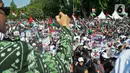 Tampak sejumlah massa yang telah memadati kawasan gedung Kedubes AS sejak pagi tadi kompak menyuarakan pembebasan Palestina. (Liputan6.com/Faizal Fanani)