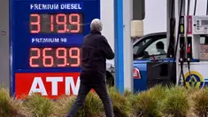 Harga bahan bakar ditampilkan di sebuah Stasiun Pengisian Bahan Bakar Umum (SPBU) di pinggiran kota Melbourne, Williamstown, Australia, pada Kamis 26 Maret 2026. Harga minyak dunia kembali merangkak naik. (William WEST/AFP)
