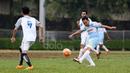 Aksi Gendut Doni saat melawan tim wartawan pada laga persahabatan di Stadion Soematri Brojonegoro, Jakarta (19/4/2017). Pertandingan ini untuk meramaikan HUT PSSI ke-87. (Bola.com/Nicklas Hanoatubun)
