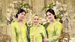 Di kesempatan lain, cucu pertama SBY ini juga tampil memesona dengan kebaya hijau neon model kutubaru. Penampilannya kali ini juga senada dengan Annisa Pohan dan sang nenek. Kecantikan tiga generasi ini pun mencuri perhatian saat menghadiri pesta pernikahan anggota keluarga dengan mengenakan busana nusantara. (Liputan6.com/IG/@annisayudhoyono)