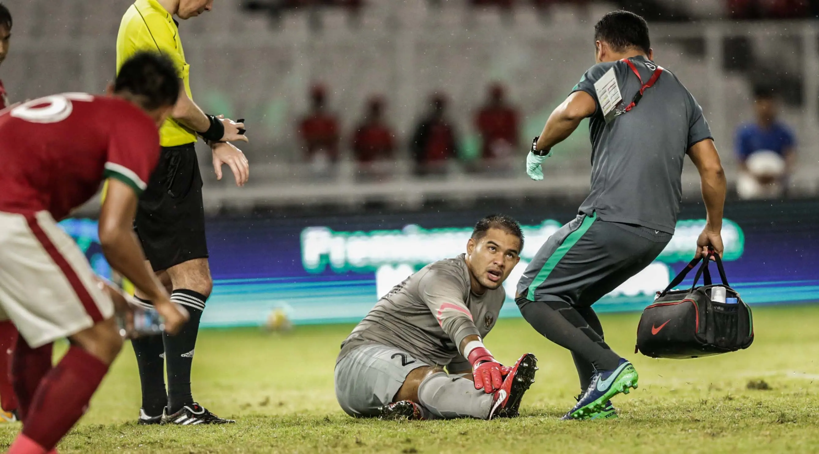 Aksi kiper Timnas Indonesia, Andritany Ardhiyasa saat melawan Islandia di Stadion Utama Gelora Bung Karno (SUGBK), Jakarta, Minggu (14/1/2018). (Liputan6.com/Faizal Fanani)